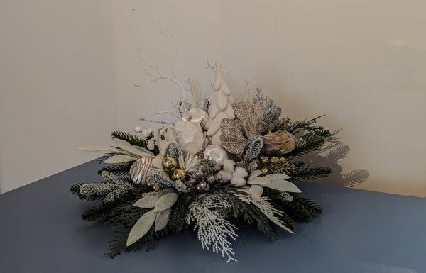 Weißes Winterarrangement