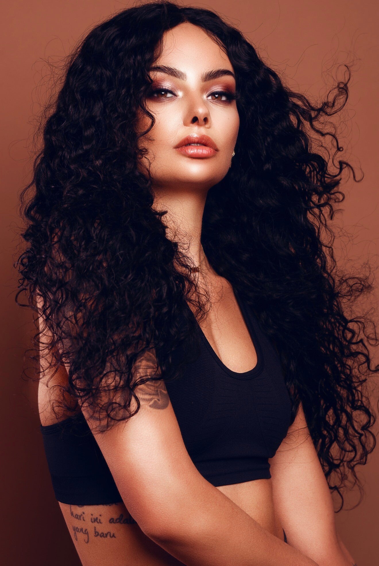 Carla Kinky Curly Pruik – 180% Densiteit 5x5 Closure