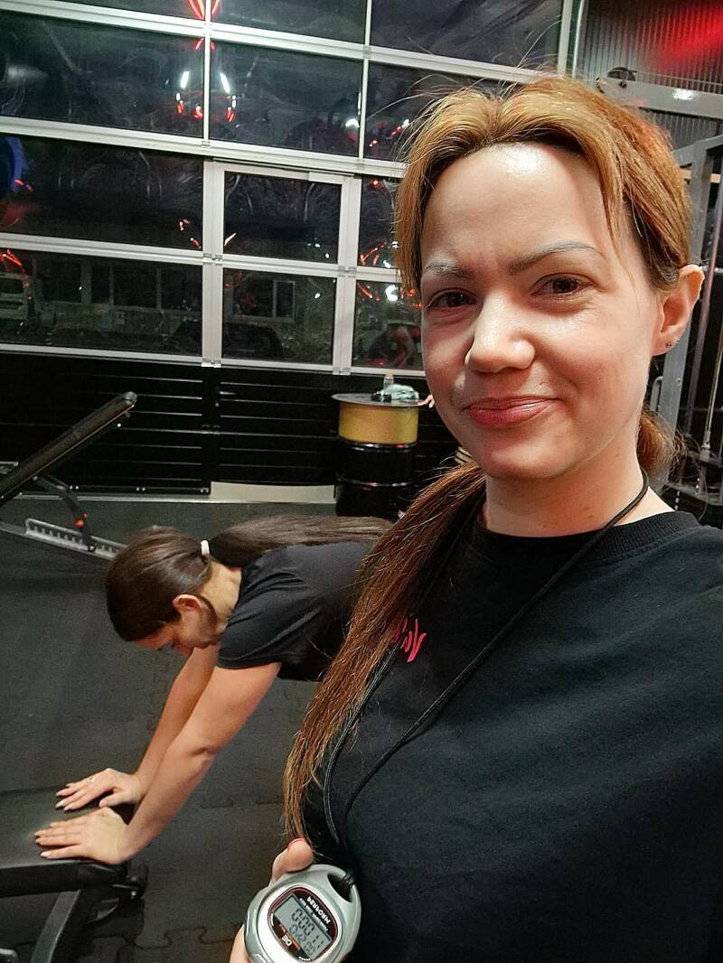 Coach femme spécialisé en sport et nutrition.