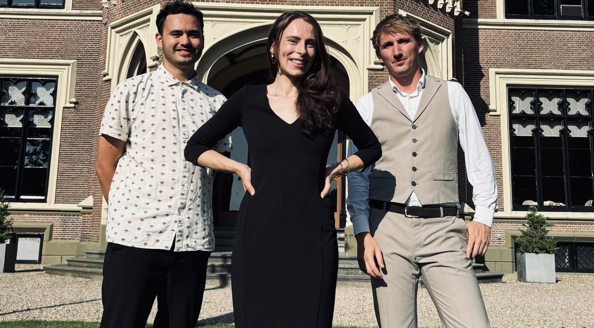 Zangeres Noel van de Wiel in het midden, percussionist Benjamin Torbijn links en Matthijs Stauttener, de bruiloftpianist rechts.