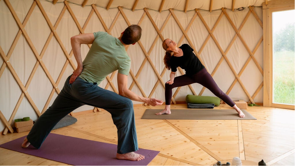 yogahouding met een student tijdens een yogales