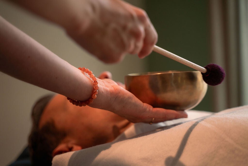 cliënt krijgt een klankschaalbehandeling