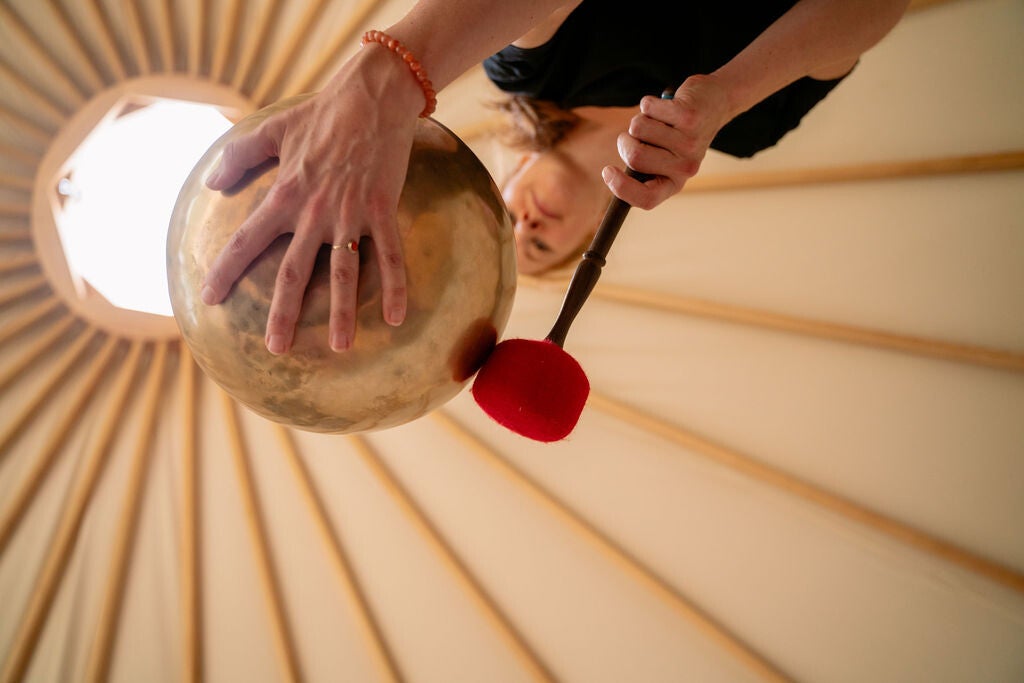 klankschaal wordt aangeslagen met raam erboven