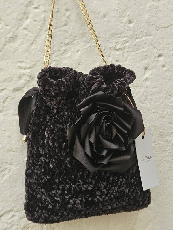 Borsa da sera nera con rosa