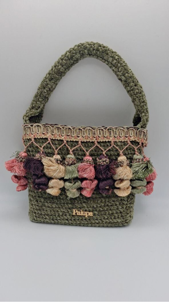 Borsa in ciniglia con pon pon multicolore