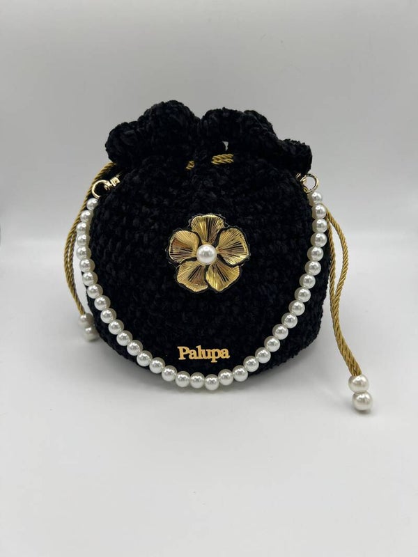 Secchiello nero con fiore
