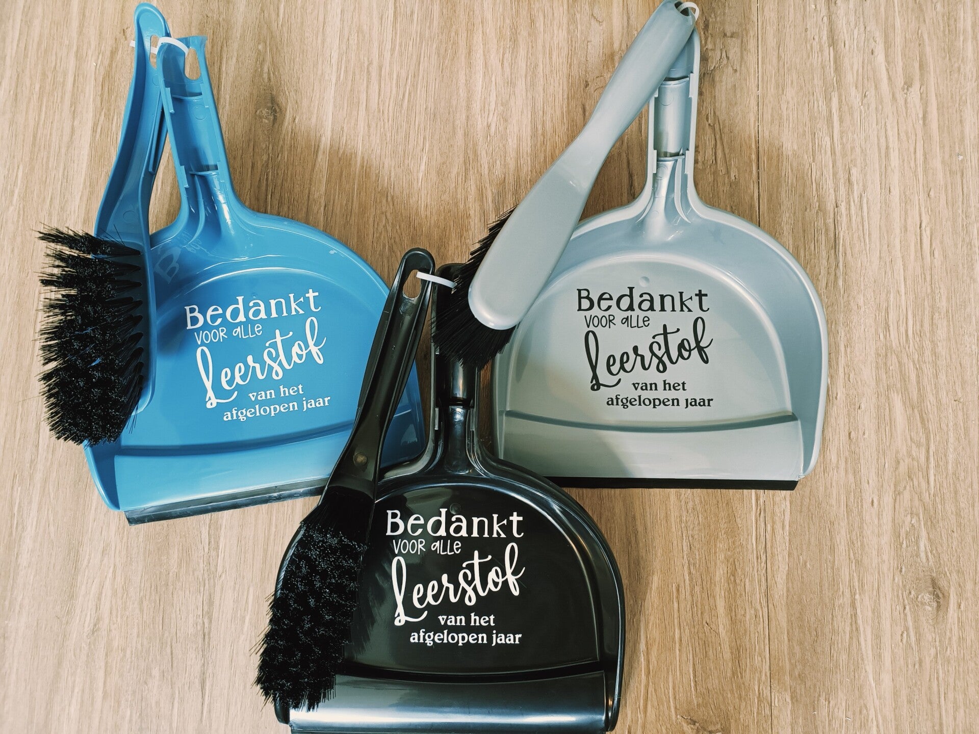 "Bedankt voor alle leerstof" Handveger en blik