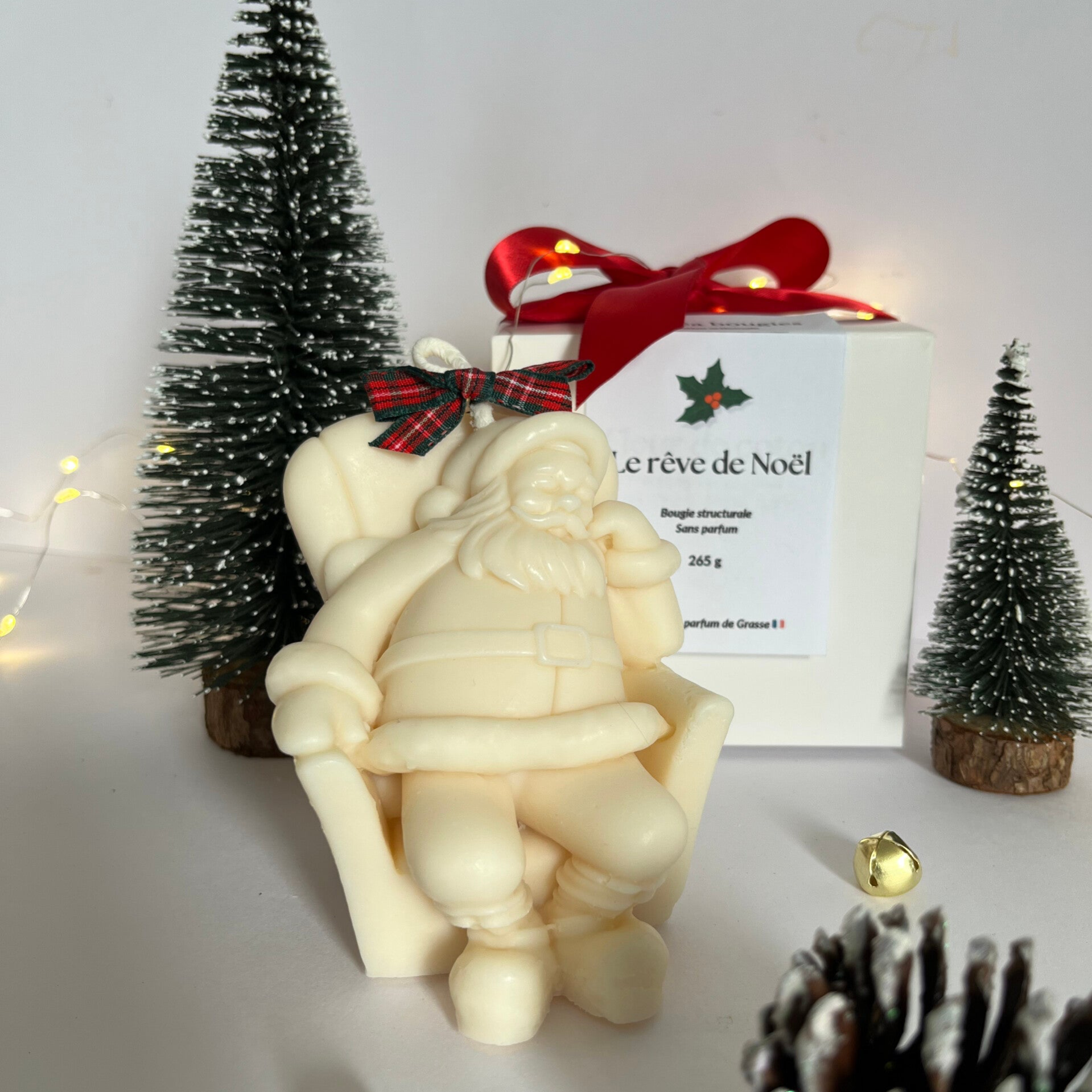 Bougie décorative en cire de soja, sans parfum, représentant un père noël dans son fauteuil-collection de Noël- M'créa bougies