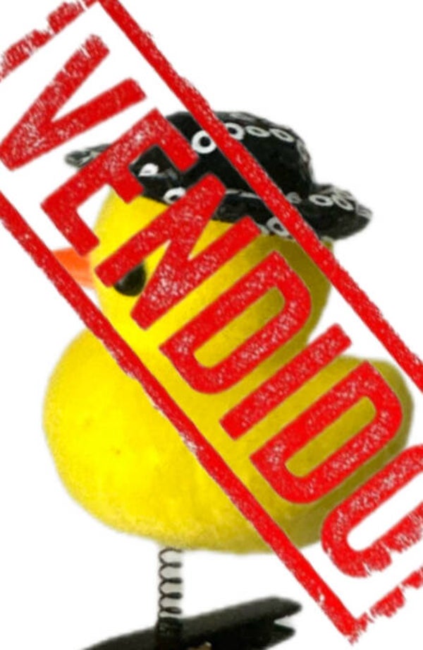 Pollito con pinza para decorar