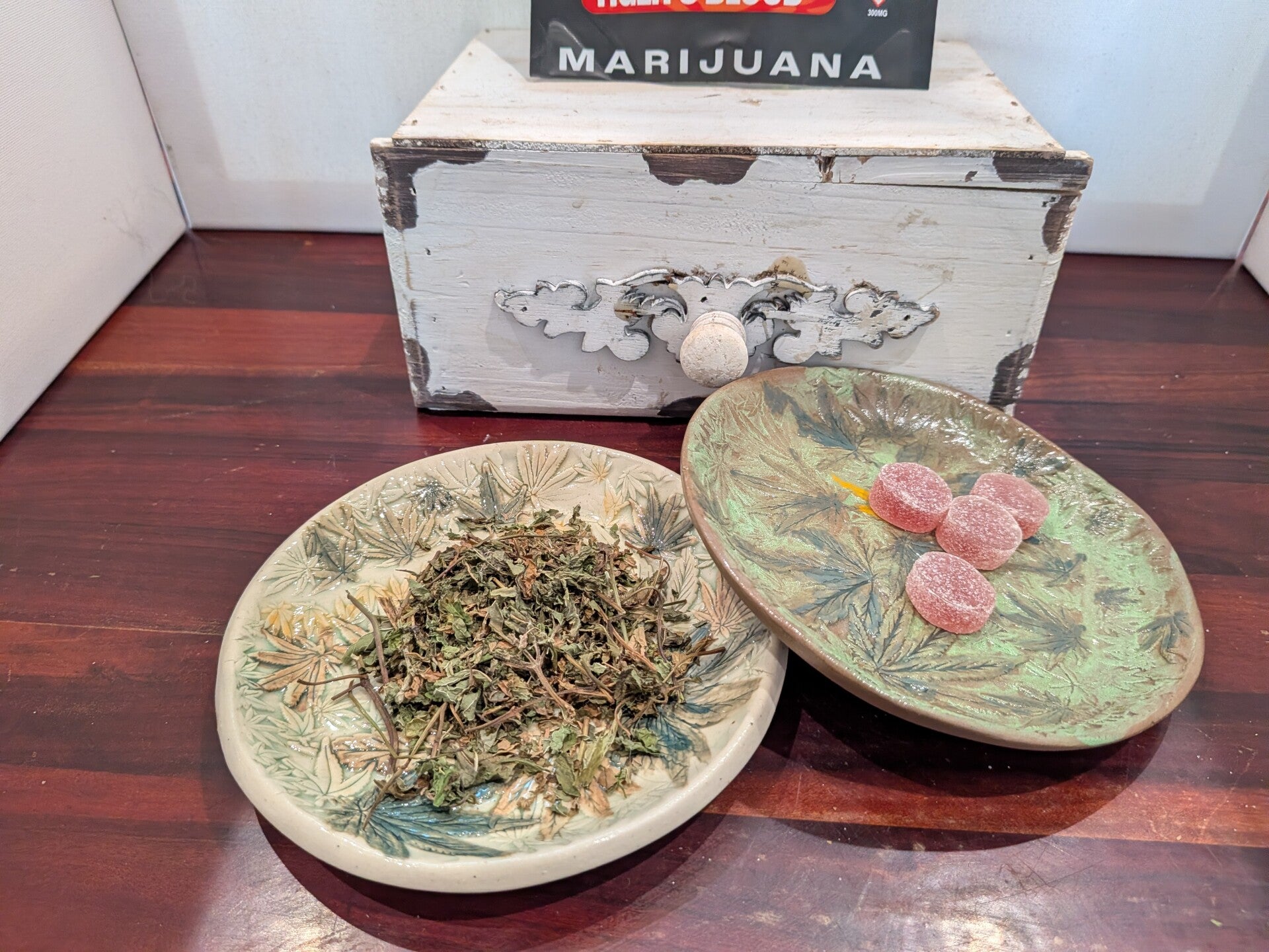 cannibis dish, round