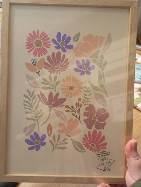 lichte leuke fotolijst met jouw uigekozen fotoprinten erbij, maat: 30cm bij 21!