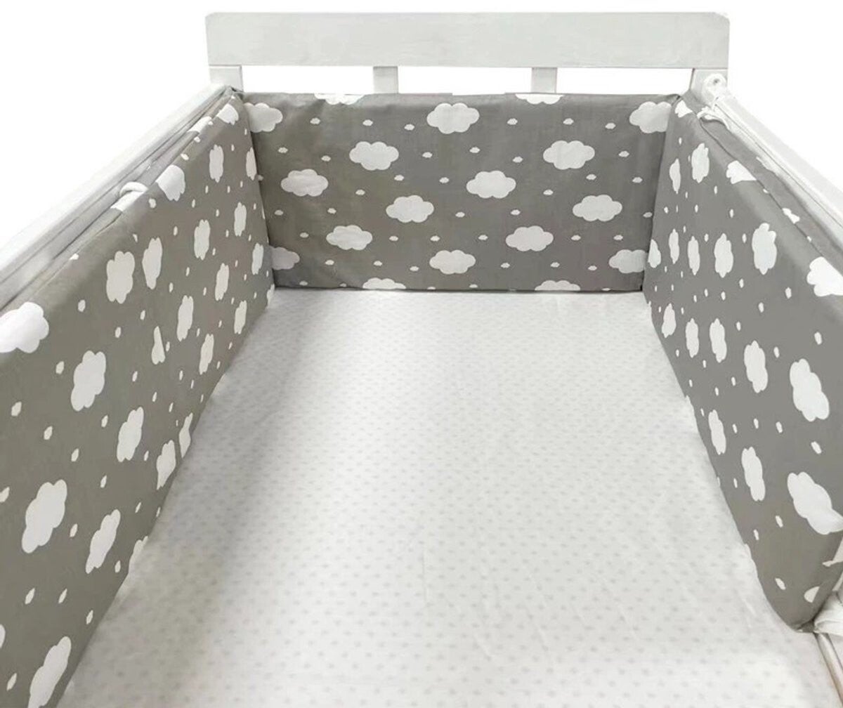 Bedomrander 180x30cm - Baby Bedbumper Ledikant - Katoen - Grijs met witte wolkjes