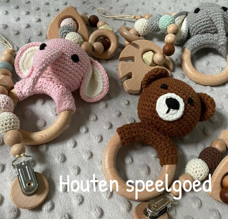 Houten speelgoed: bijtring, rammelaar en speenkoord