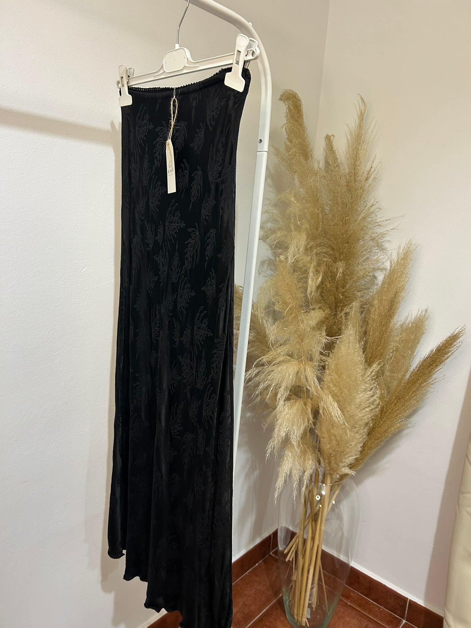 FALDA SATÉN NEGRA ESTAMPADO