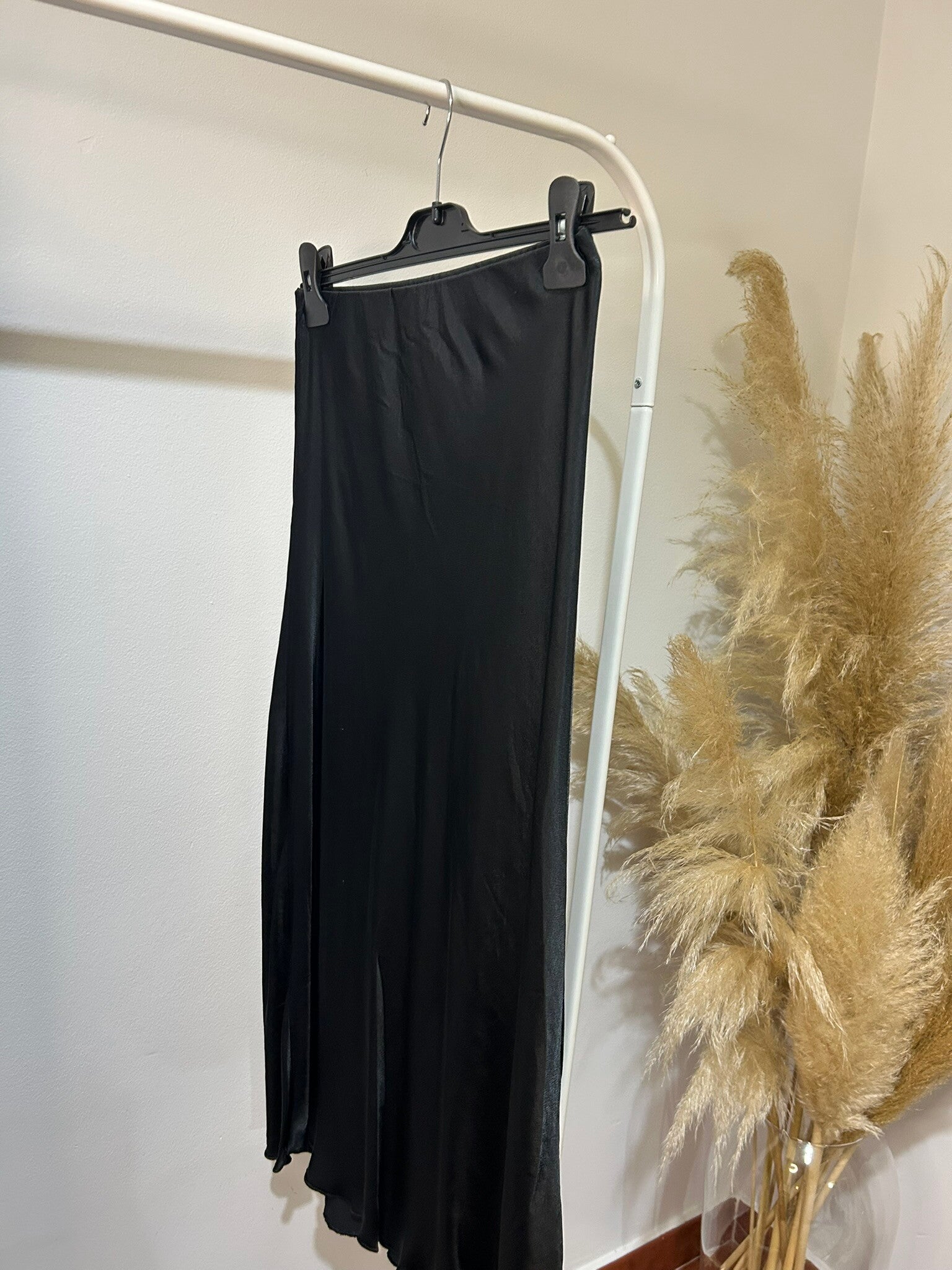 FALDA SATÉN NEGRA CORTA