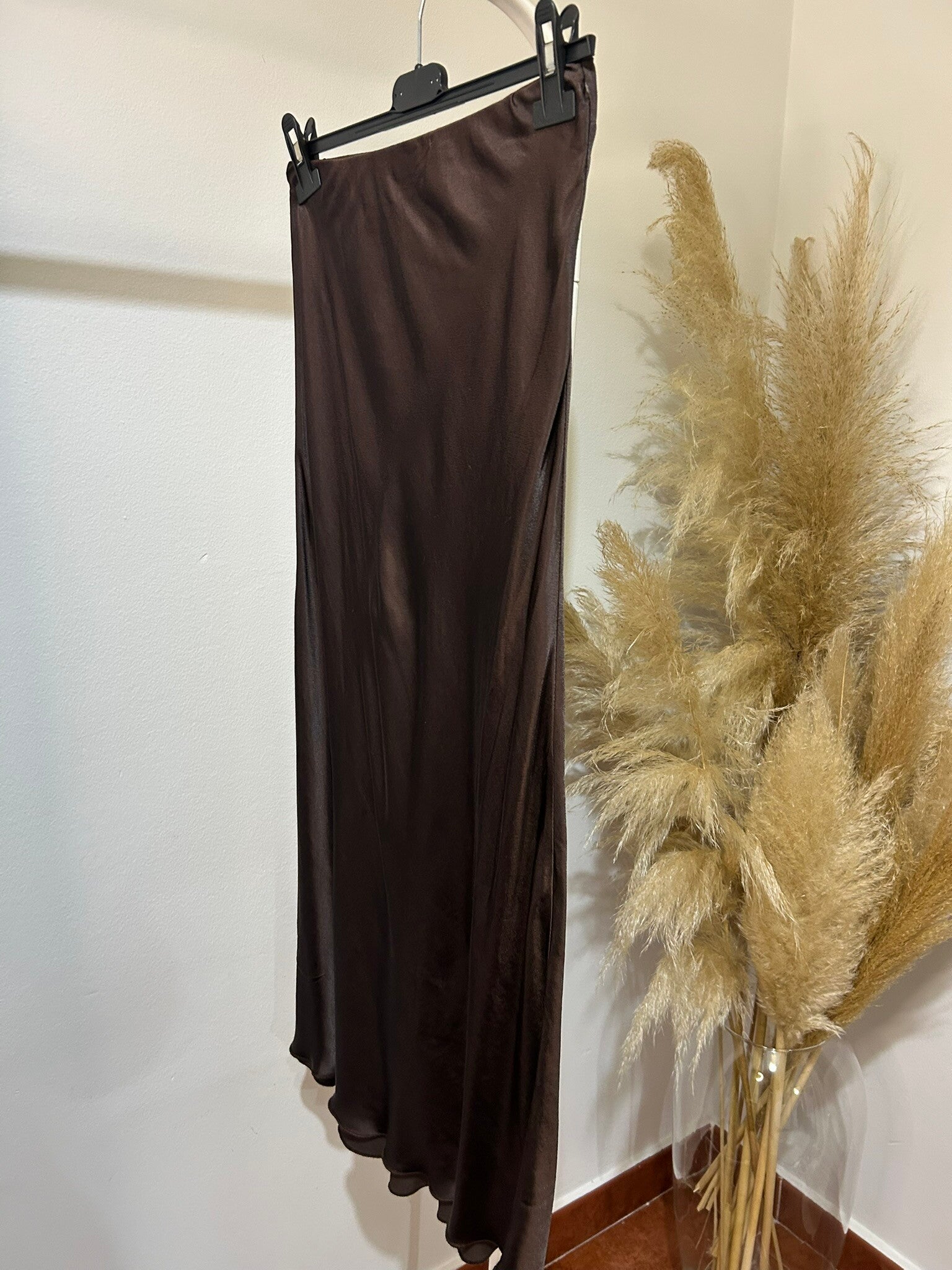 FALDA SATÉN MARRÓN CORTA