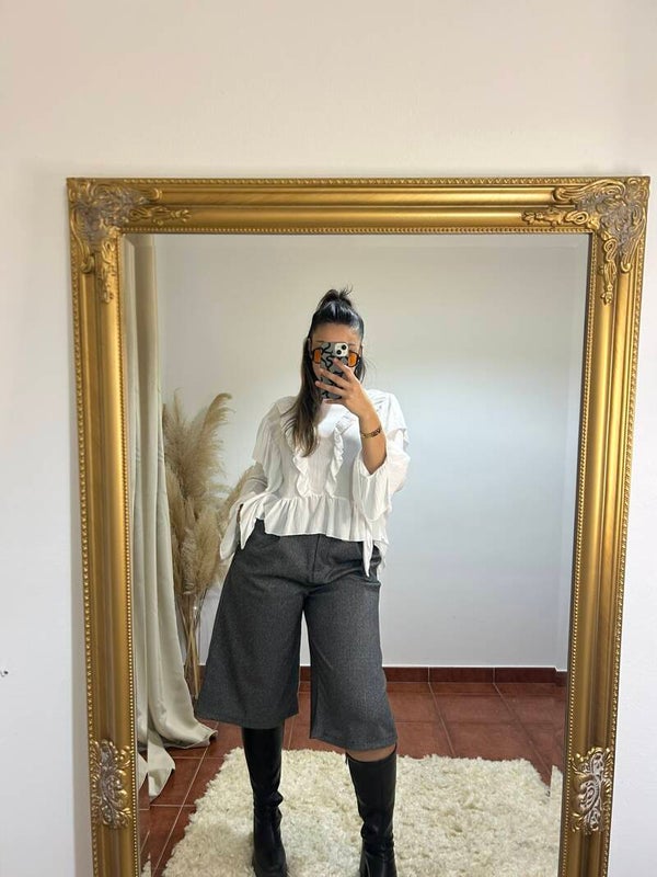 CAMISA VOLANTES CUELLO BLANCA