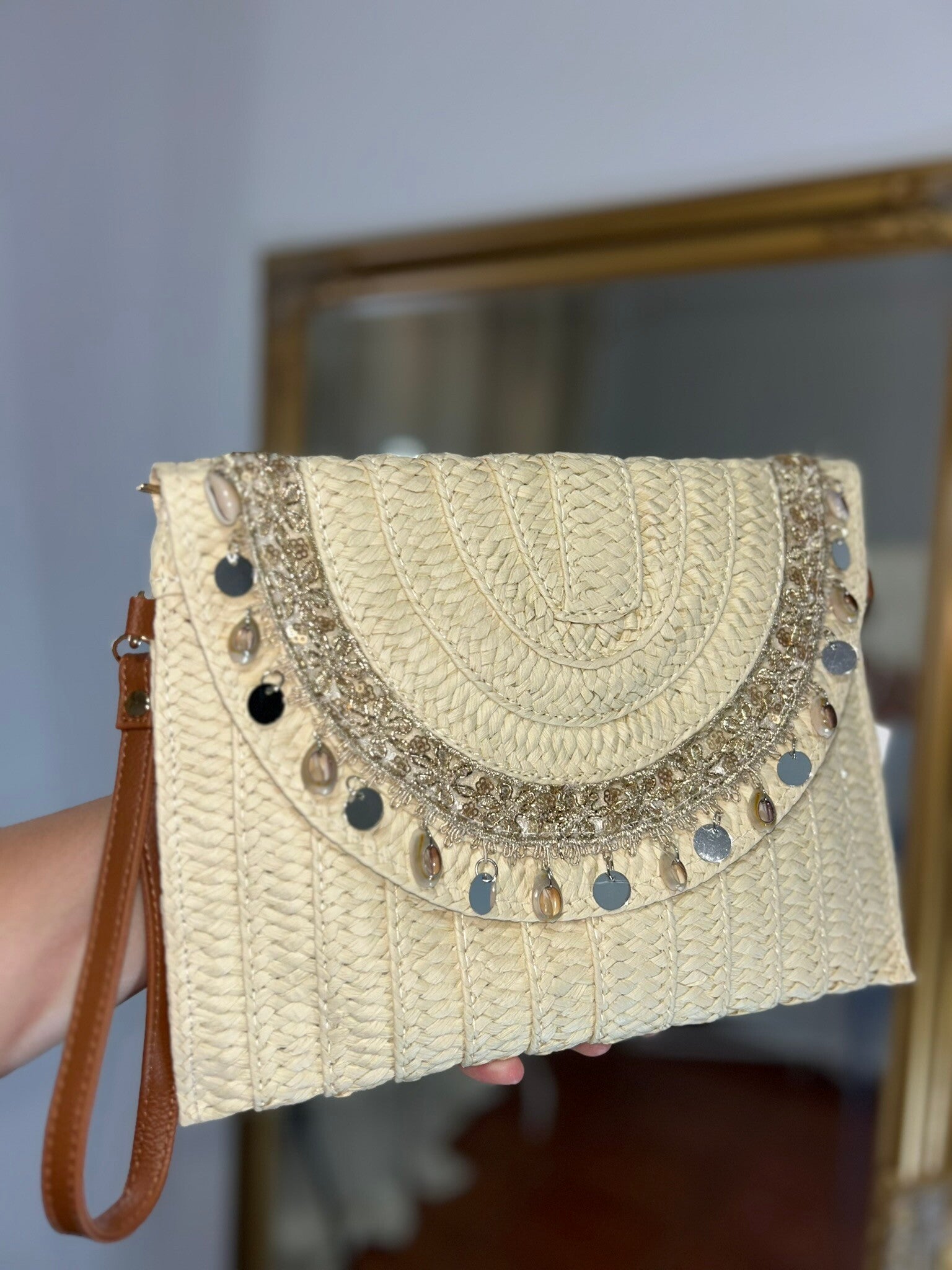 BOLSO DE MANO BEIGE / LENTEJUELAS