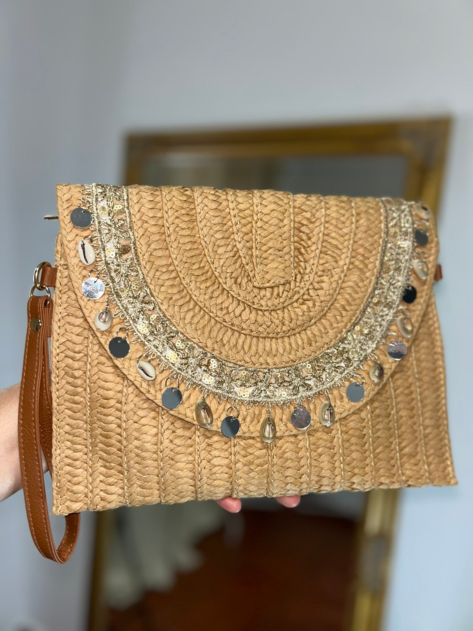 BOLSO DE MANO CAMEL / LENTEJUELAS