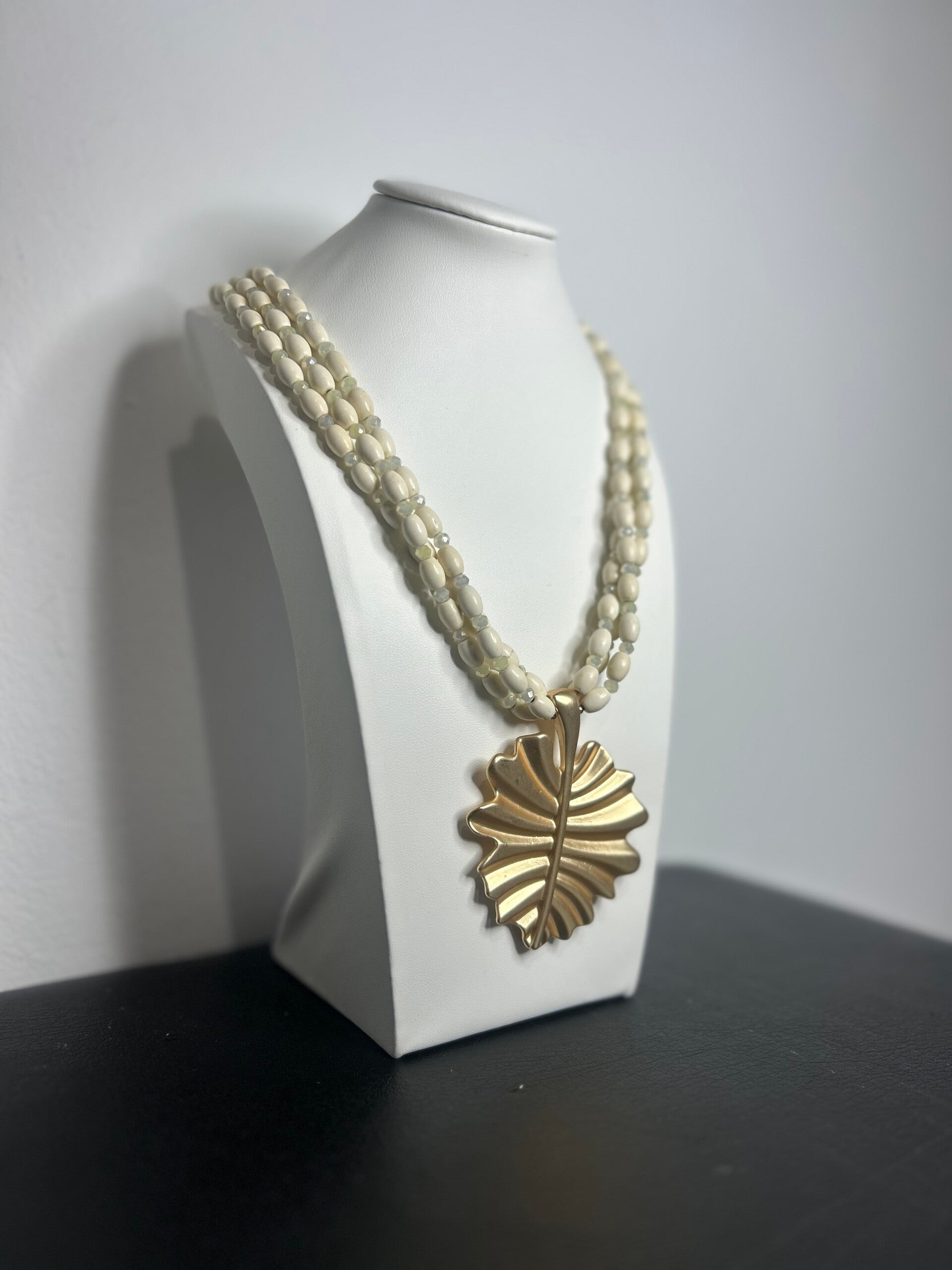 COLLAR HOJA DORADA