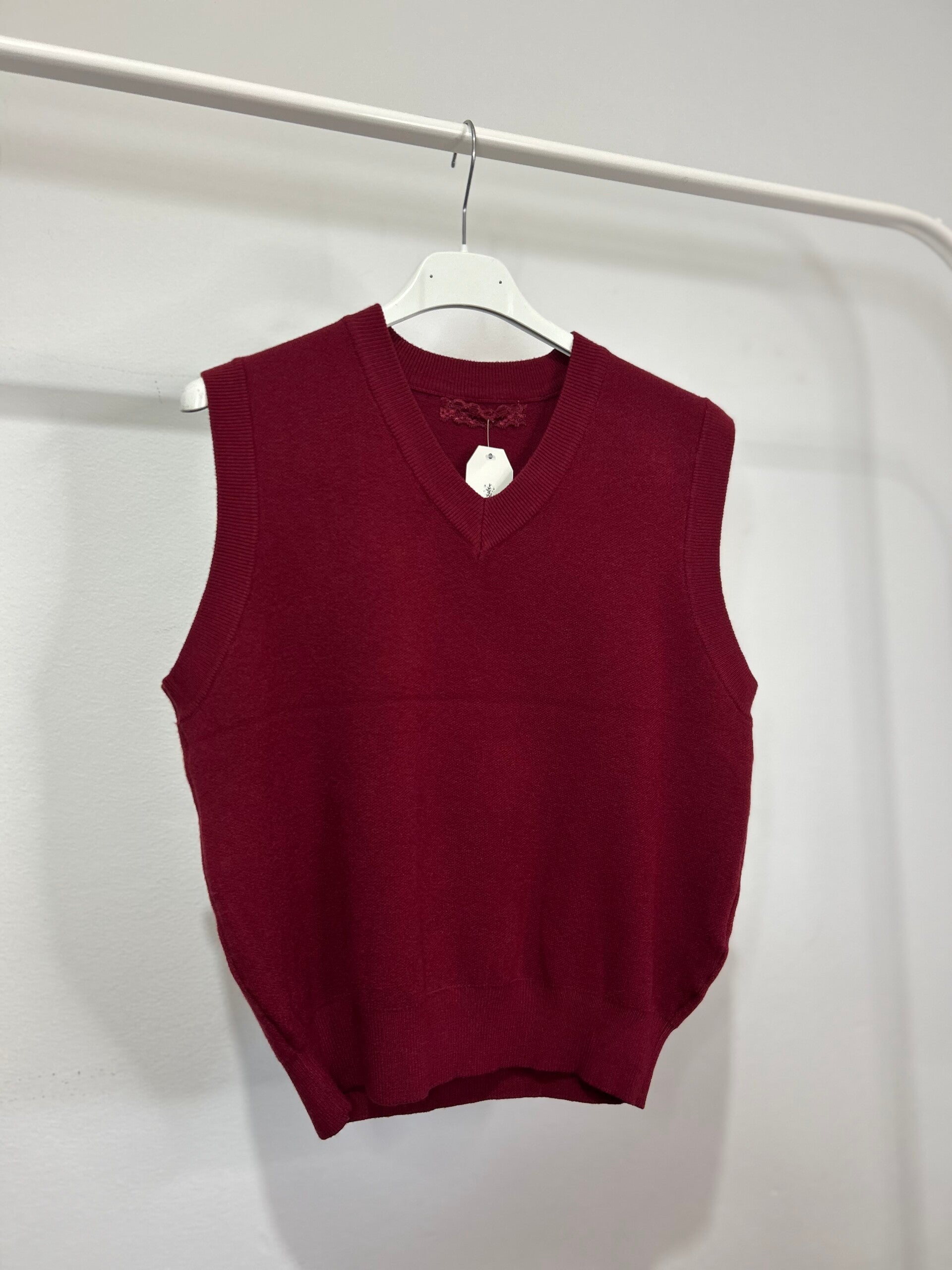 JERSEYS SIN MANGAS BURDEOS