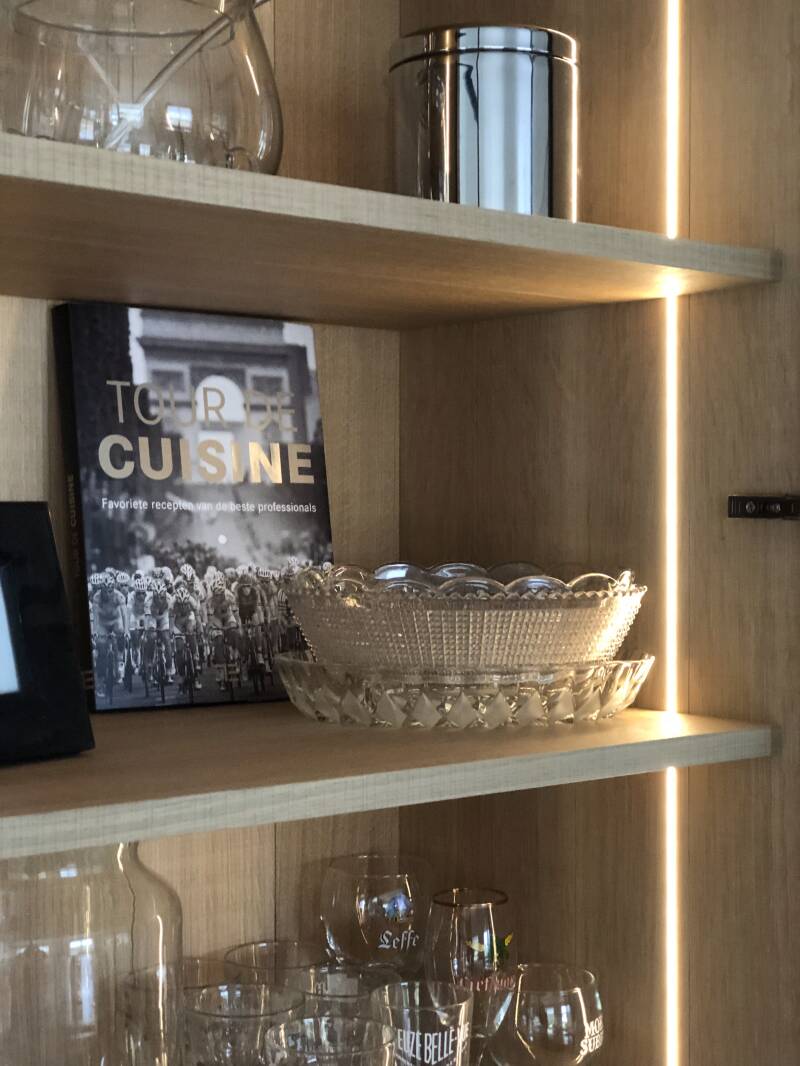 close-up Kast in massief hout met geïntegreerd led licht van slechts 4mm