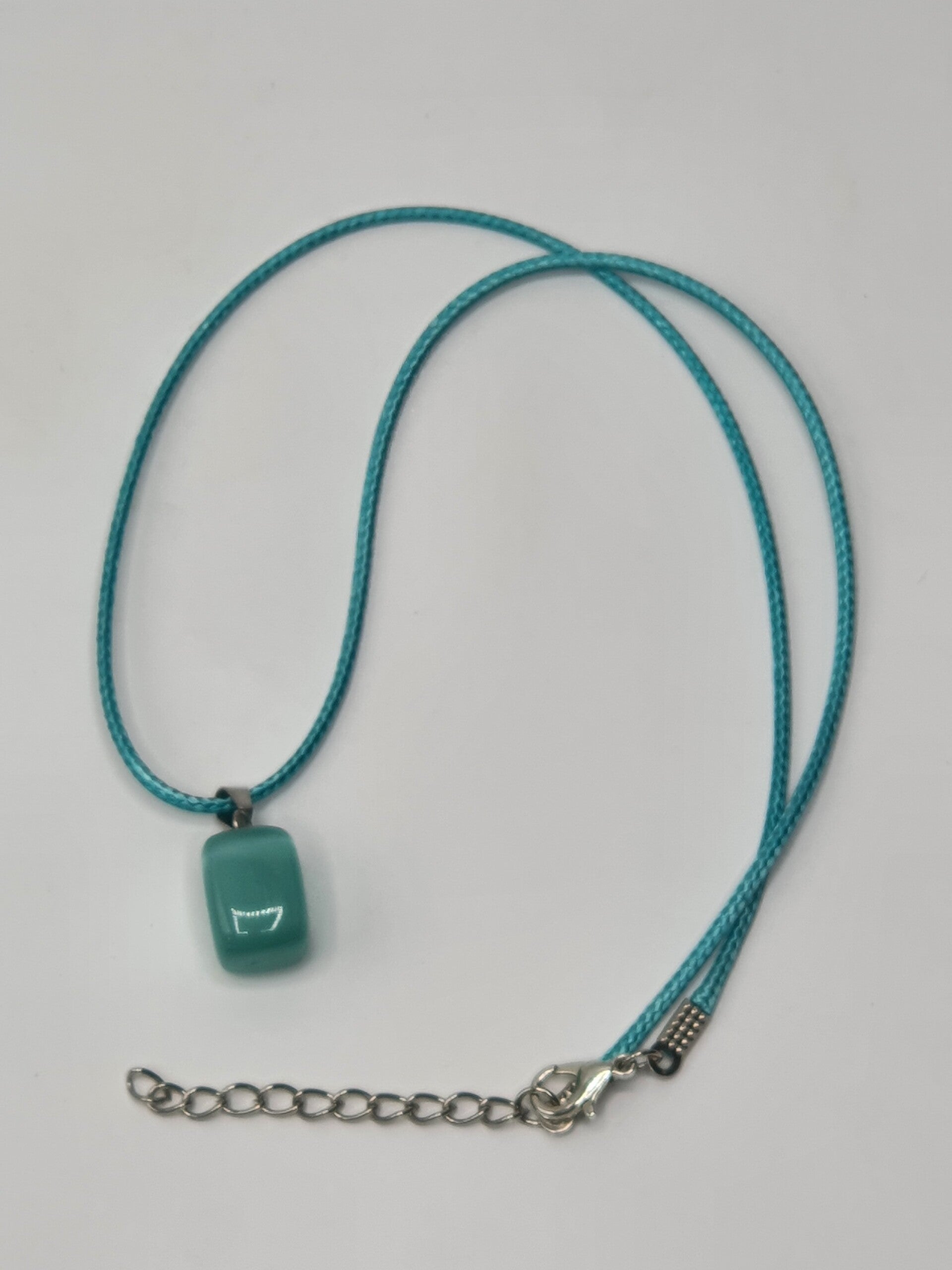 Natuurstenen hanger met veterketting