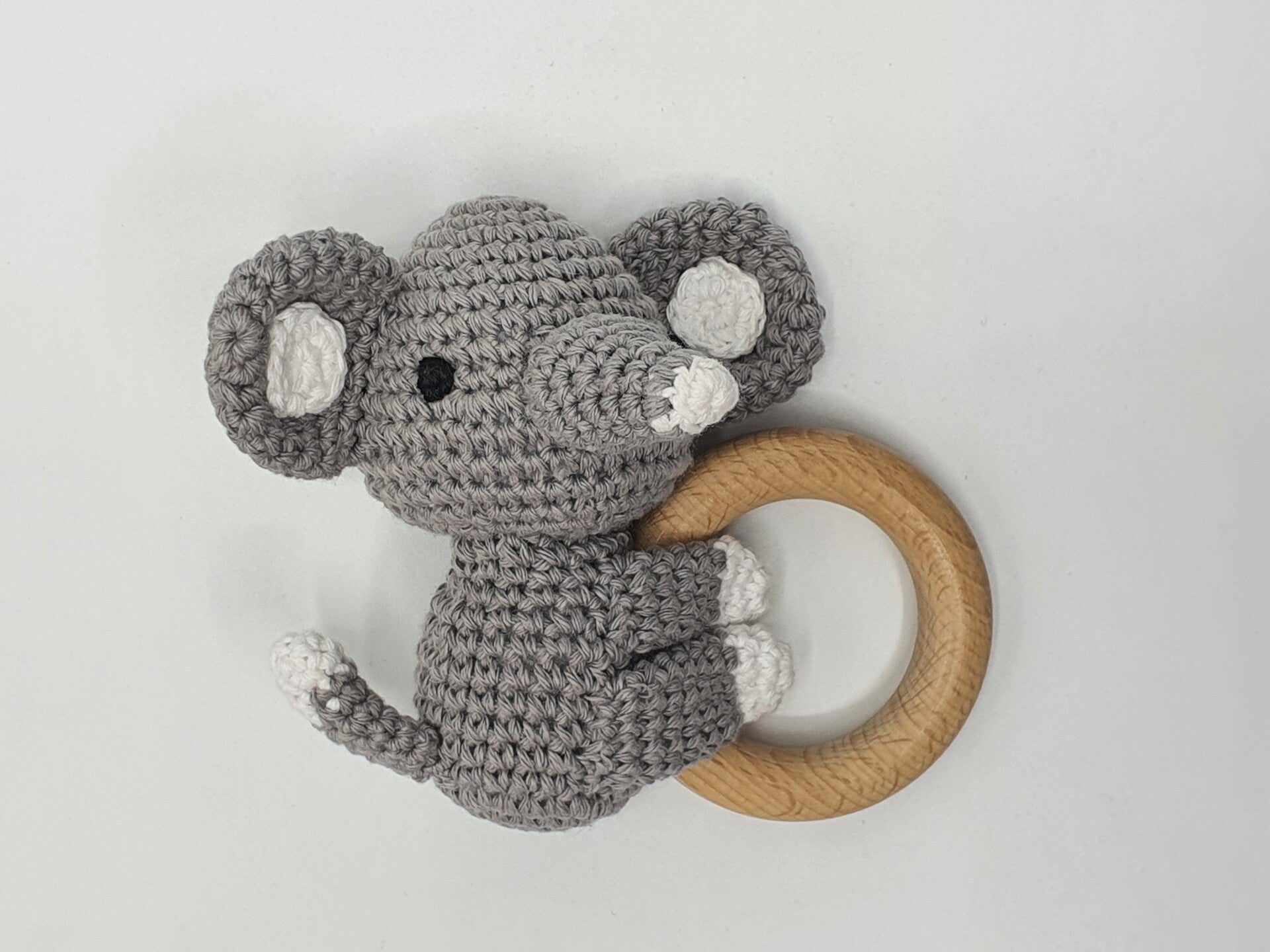 Olifant met lijfje baby rammelaar