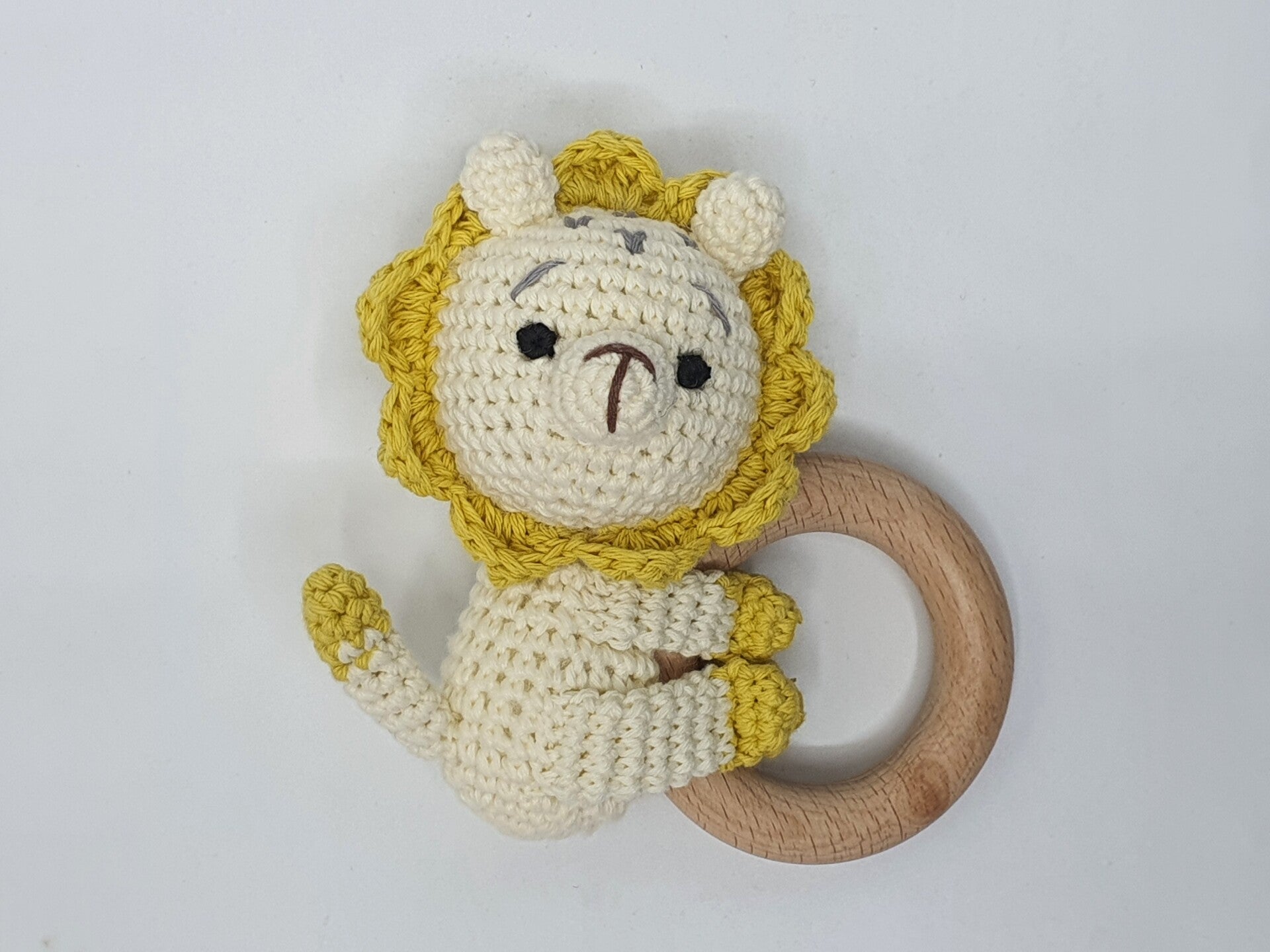 Leeuw met lijfje baby rammelaar