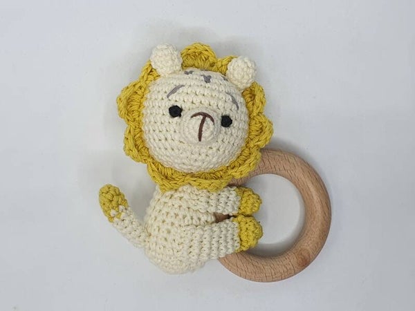 Leeuw met lijfje baby rammelaar