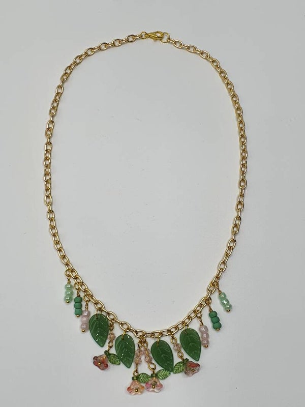 Bloemen en blaadjes collier