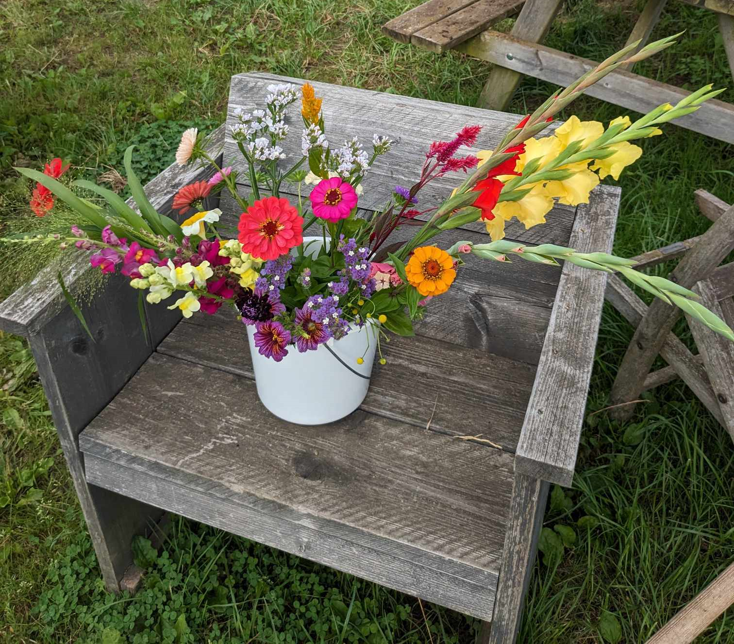 Emmer met zelf geplukte bloemen