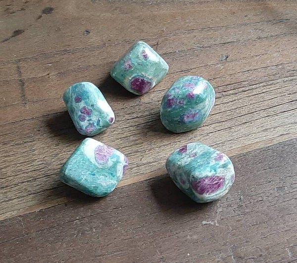 Robijn in Fuchsiet knuffelstenen groot