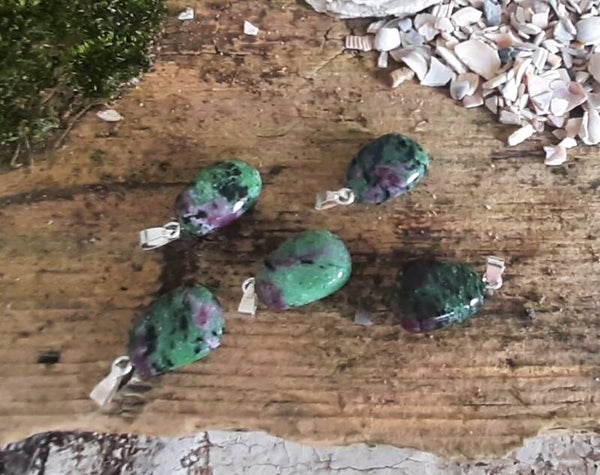 Robijn in Zoisiet ,ook wel Rubychrosiet