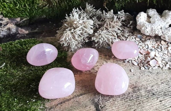 Rozenkwarts knuffelsteen L  25-35 gr.