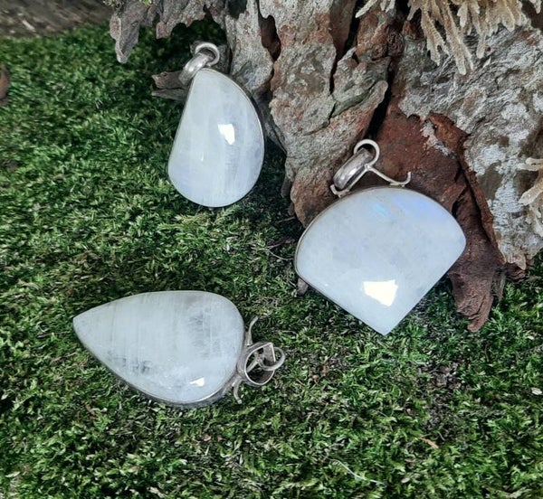 Maansteen hangers in zilver gezet