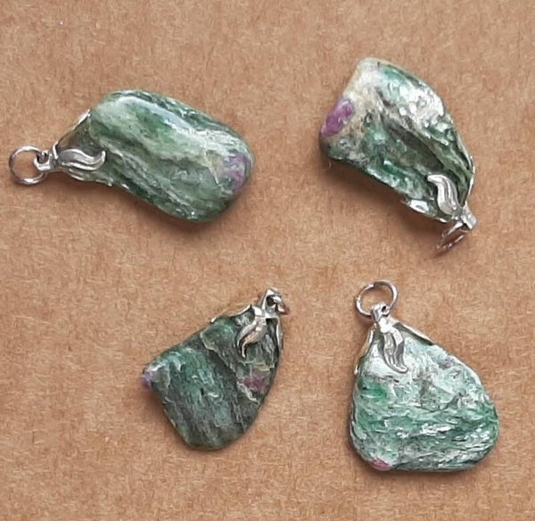 Fuchsiet met Robijn hangers [Robijn in Fuchsiet]