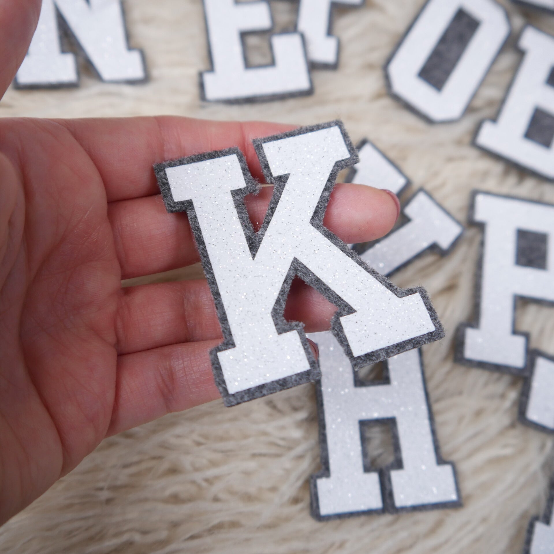 3D Glitzer Buchstabe im College Stil  - Weiß-Grau