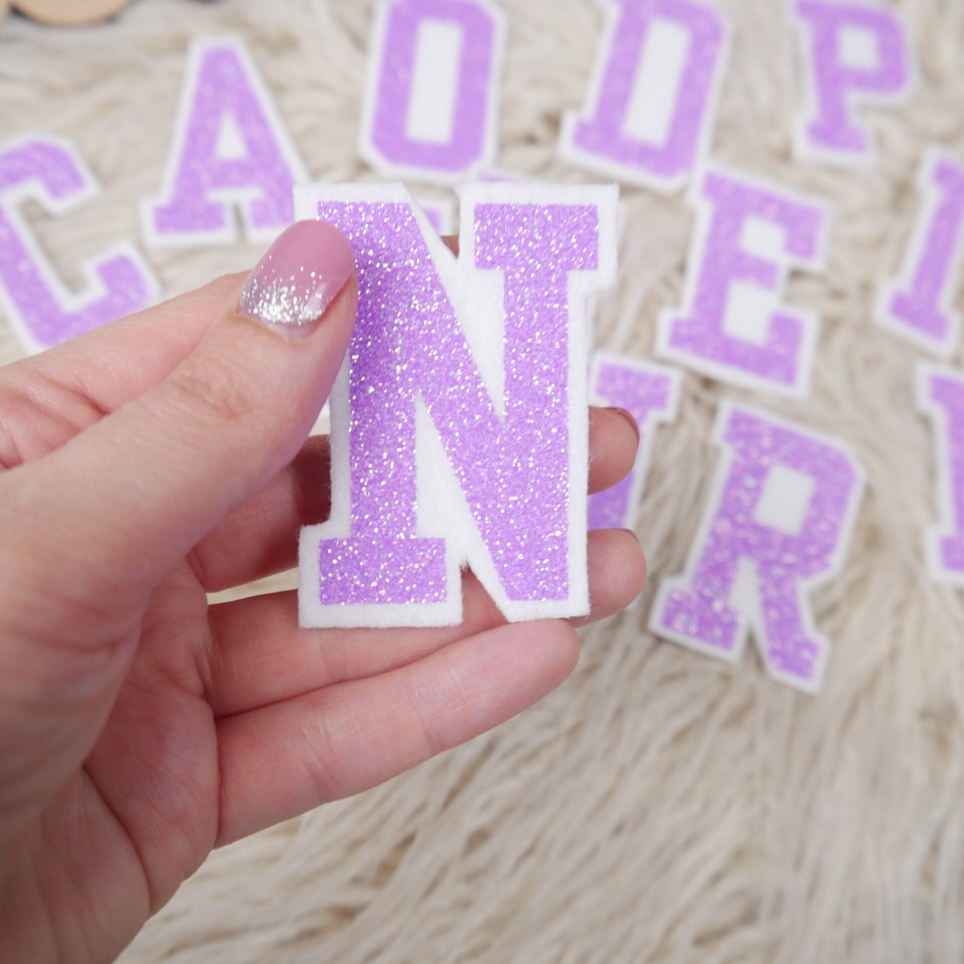 3D Glitzer Buchstabe im College Stil  - Neon Flieder