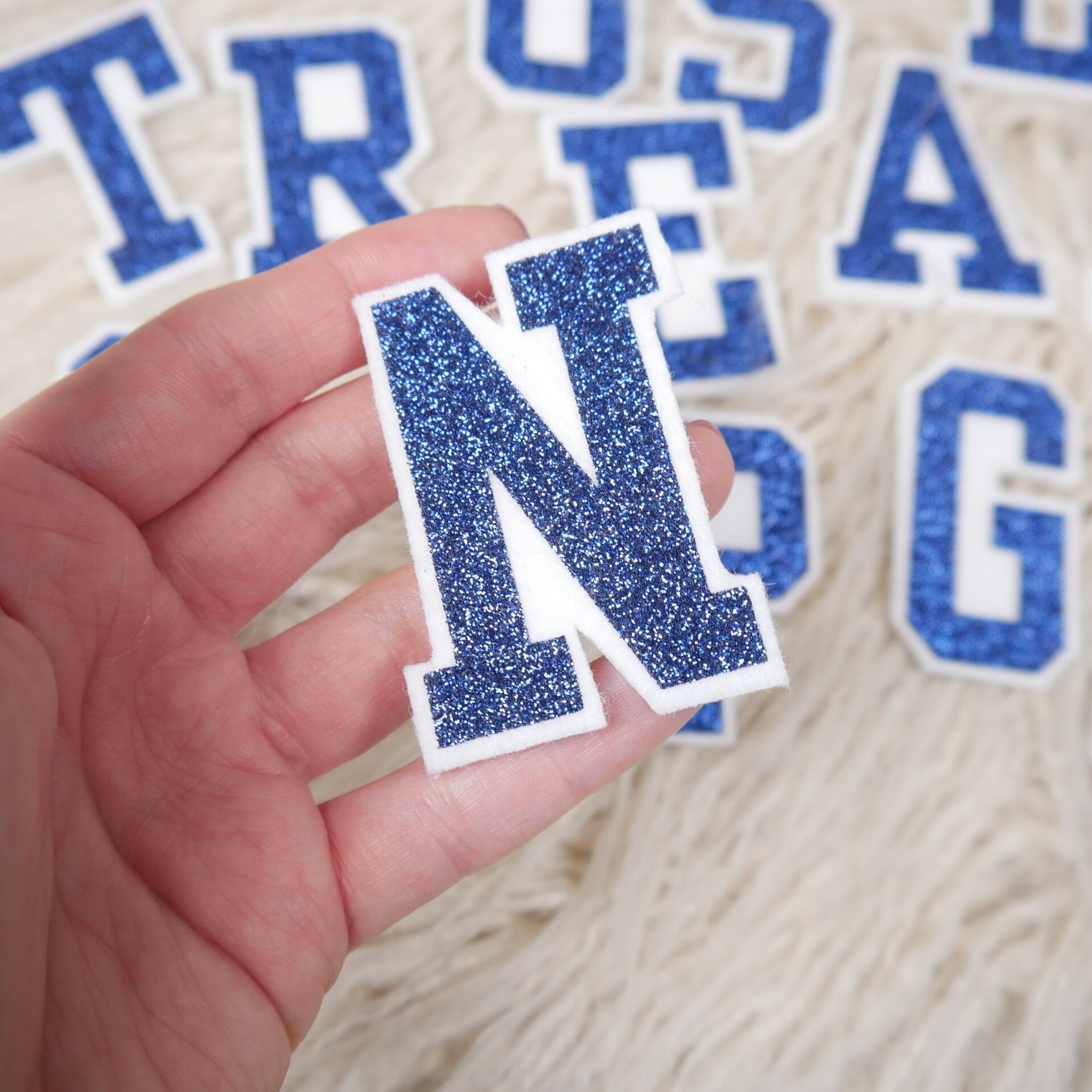 3D Glitzer Buchstabe im College Stil  - Dunkelblau