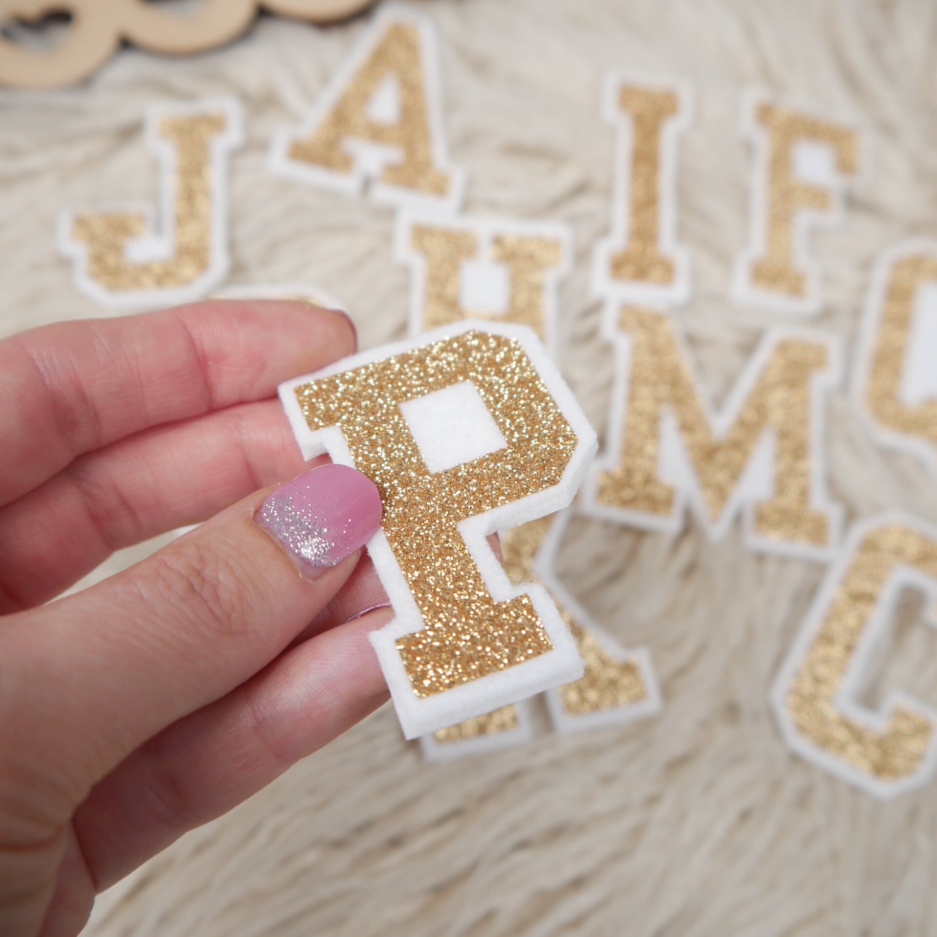 3D Glitzer Buchstabe im College Stil  - Gold