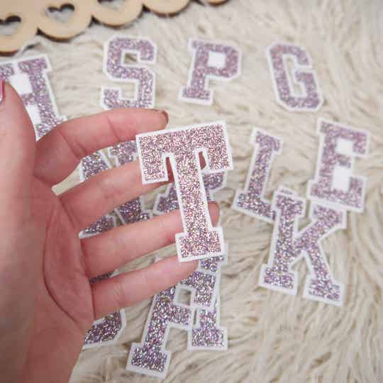 3D Glitzer Buchstabe im College Stil  - Multicolour