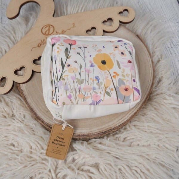 Mini Kosmetik & erste Perioden Täschchen für Mädchen - BLUMENWIESE CREMEWEISS