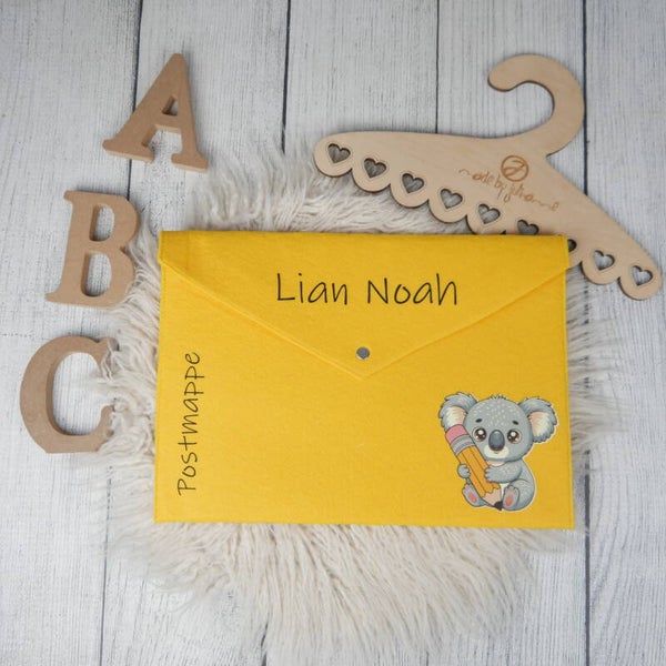 POSTMAPPE GELB - Koala mit Stift   -  personalisiert