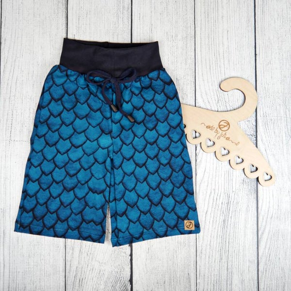 116 Sommershorts Drachen Schuppen Blau