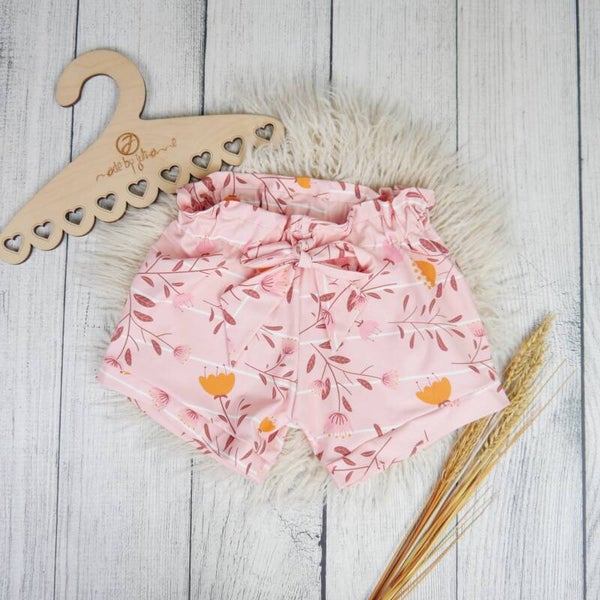 Paperback Sommer Shorts Blumen auf Rosa