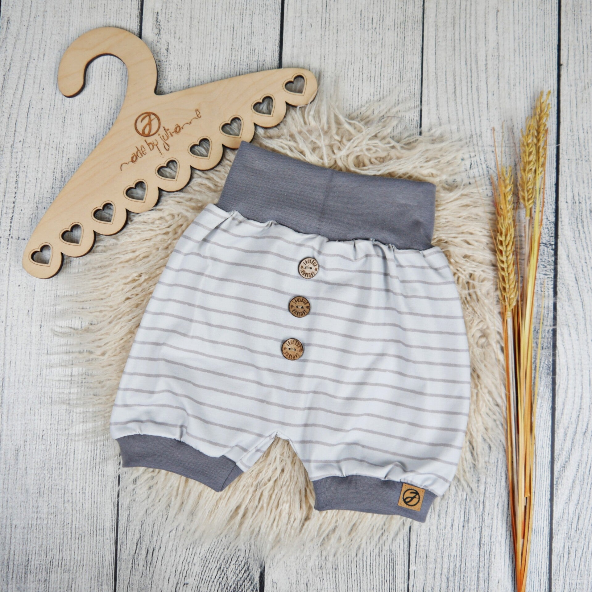 110 / 116 kurze Pumphose Streifen Grau "Lausbub"