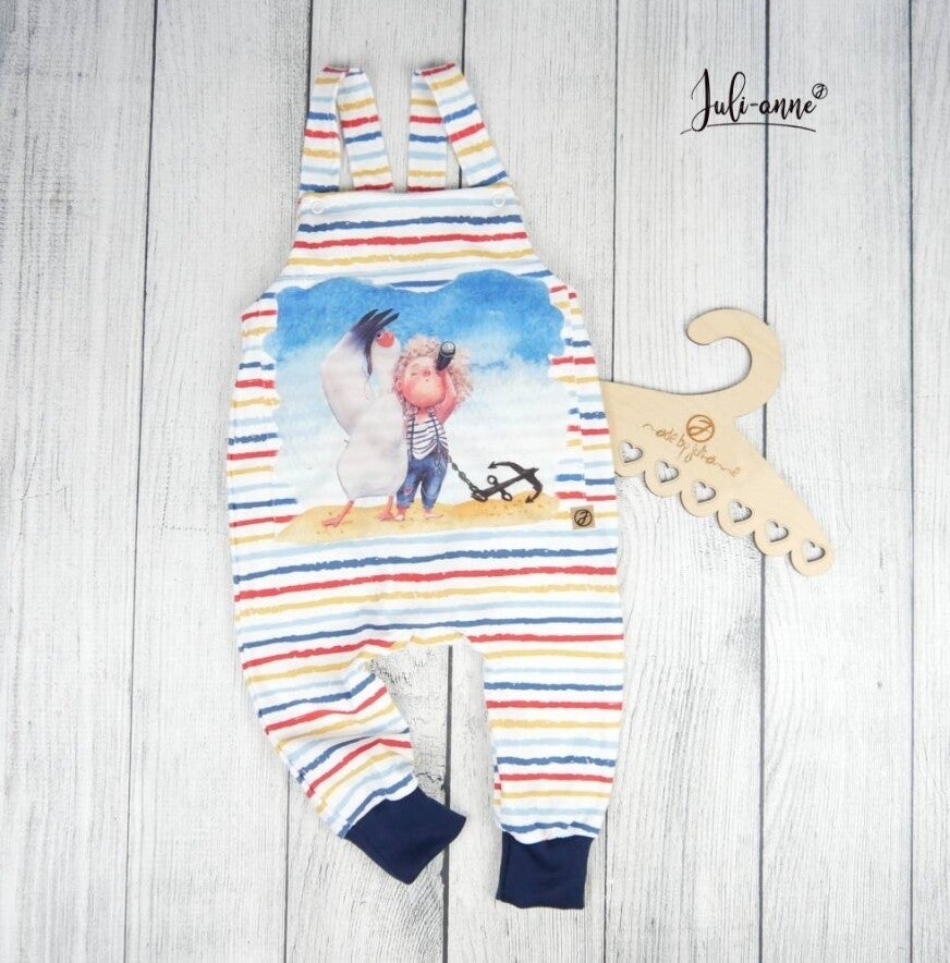 Latzhose Maritim mit Kind & Möwe auf Streifen