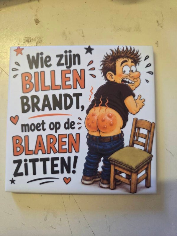 Tegel "Wie zijn billen brandt, moet op de blaren zitten!"