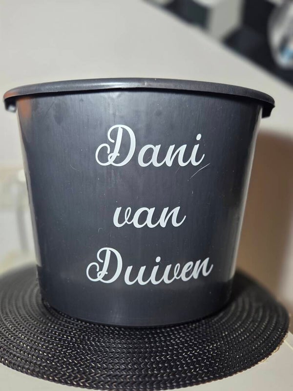 Bedrukte emmer met naam.